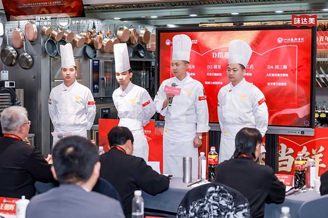 参赛选手们在舞台上讲述菜品制作，回答评委提问